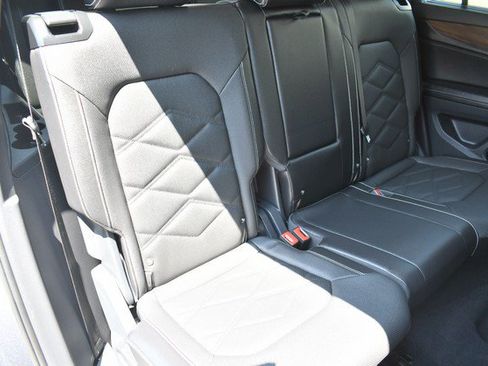 Used 2025 Volkswagen Atlas SE AWD/4WD image 28