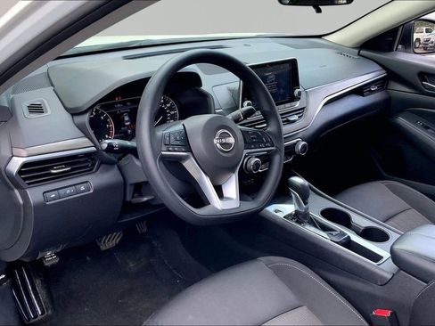 Used 2025 Nissan Altima 2.5 SV FWD image 12