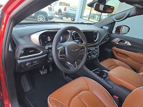 Used 2024 Chrysler Pacifica Pinnacle image 38