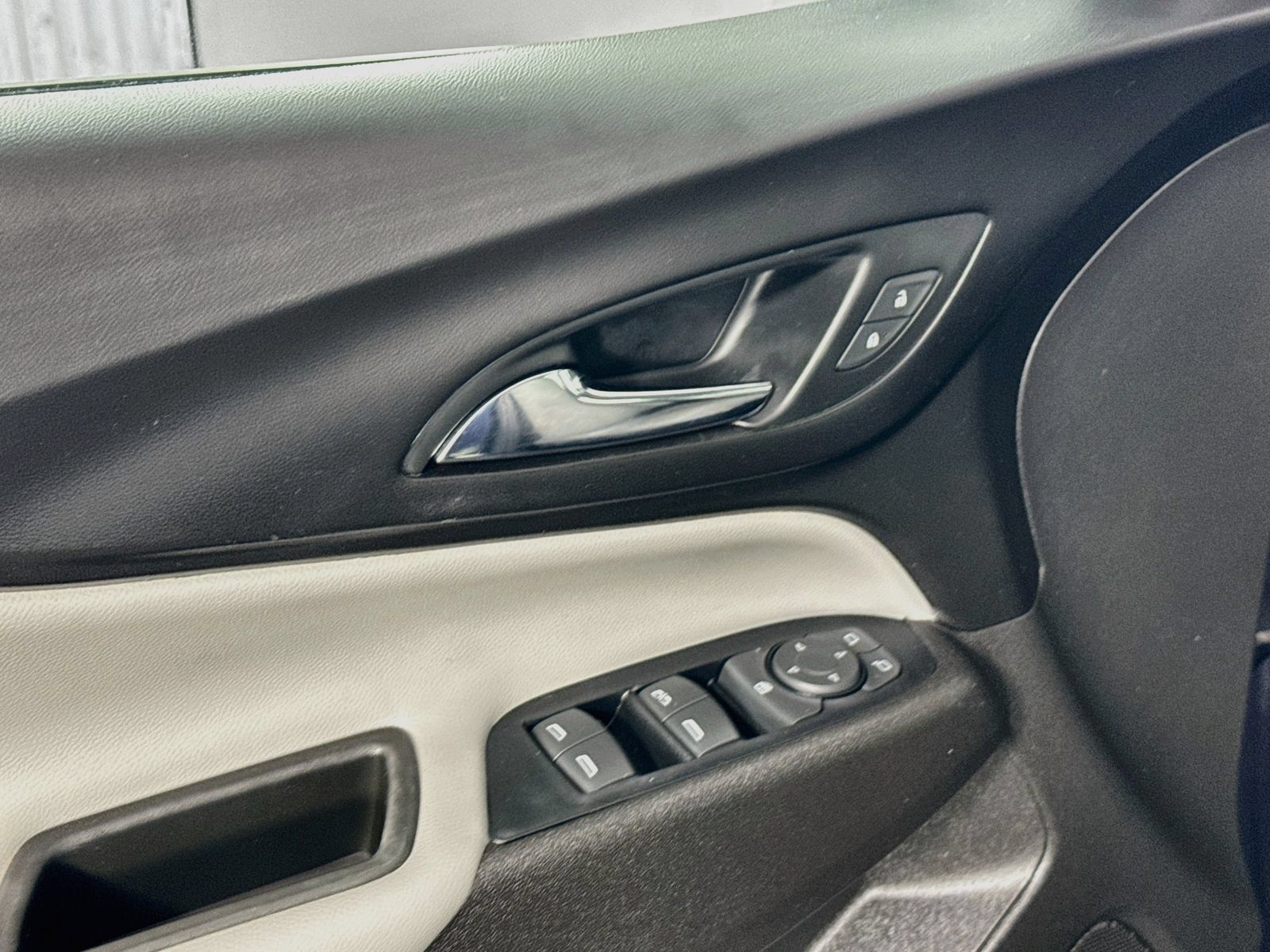 Used 2019 Chevrolet Equinox LS AWD/4WD image 14