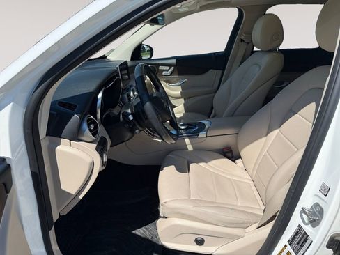 Used 2019 Mercedes-Benz GLC 300 4MATIC image 2