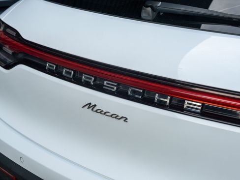 Certified 2022 Porsche Macan AWD/4WD image 18