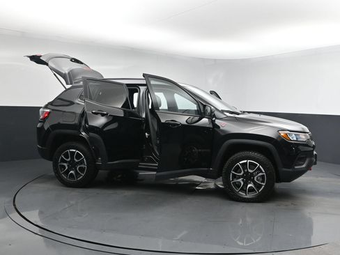 Used 2024 Jeep Compass Trailhawk AWD/4WD image 28