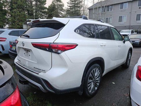 Used 2021 Toyota Highlander Platinum image 2