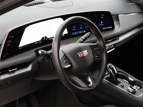 Used 2025 Cadillac XT4 Premium Luxury image 13