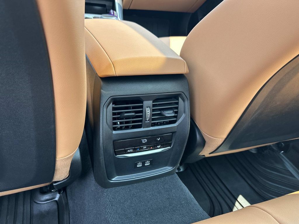 Used 2025 BMW 330i Sedan w/ Premium Package RWD image 22