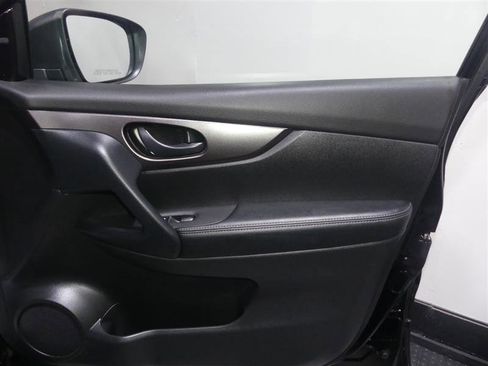 Used 2021 Nissan Rogue Sport S image 19