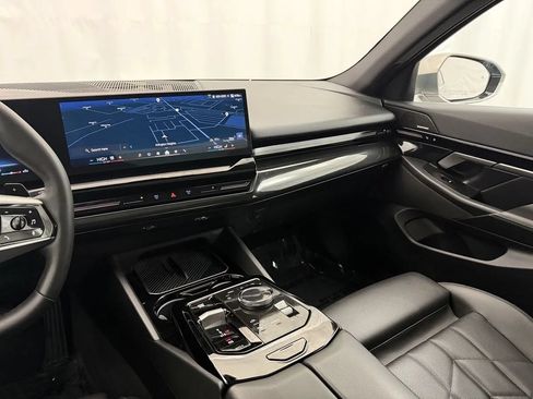 Used 2024 BMW 530i xDrive AWD/4WD image 18