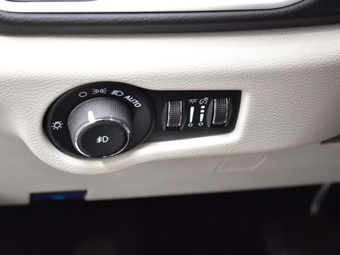 Used 2024 Chrysler Pacifica Touring-L FWD image 16