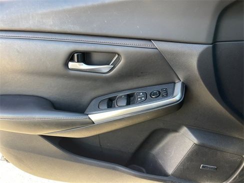 Used 2022 Nissan Sentra SR w/ SR Premium Package image 18