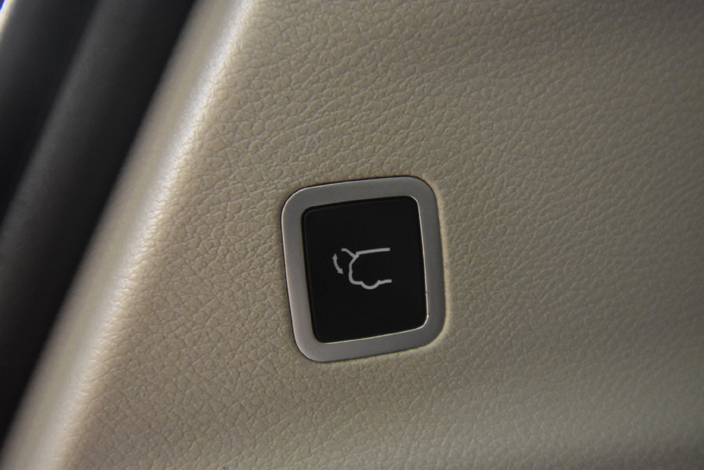 Used 2023 Chrysler Voyager LX FWD image 33