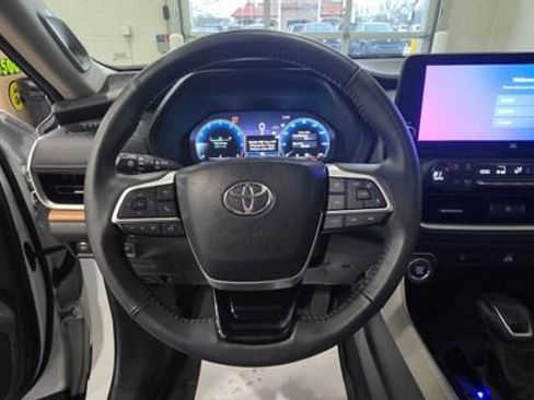 Used 2024 Toyota Grand Highlander Limited image 16