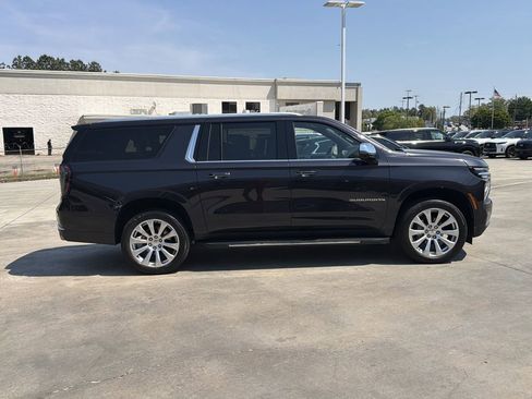 Used 2025 Chevrolet Suburban Premier AWD/4WD image 8