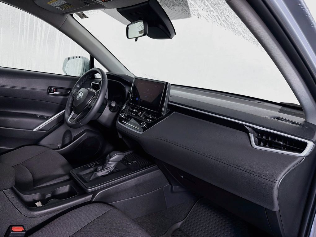 Used 2026 Toyota Corolla Cross LE FWD image 31