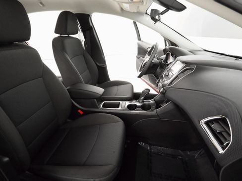 Used 2018 Chevrolet Cruze LT image 17