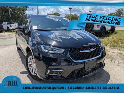 Used 2026 Chrysler Pacifica Select