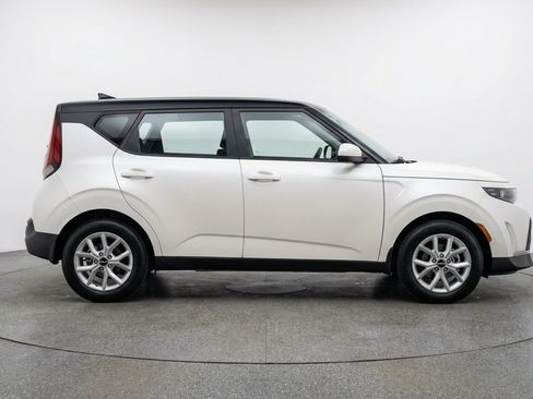 Used 2025 Kia Soul LX w/ LX Technology Package FWD image 11