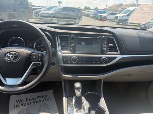 Used 2018 Toyota Highlander Limited AWD/4WD image 17