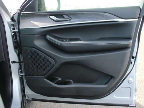 New 2026 Jeep Grand Cherokee Altitude AWD/4WD image 30