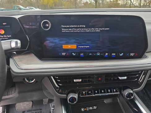 Used 2025 Chevrolet Suburban Z71 AWD/4WD image 32