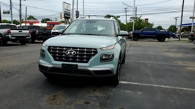 Used 2025 Hyundai Venue SEL FWD image 3