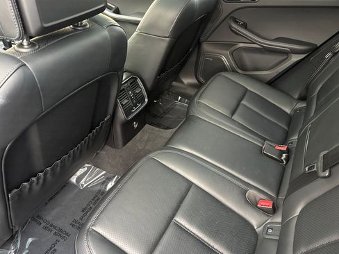 Used 2024 Porsche Macan image 12