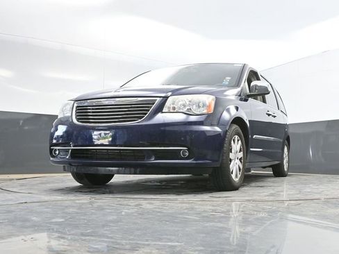 Used 2012 Chrysler Town & Country Touring-L w/ Entertainment Group #2 FWD image 27