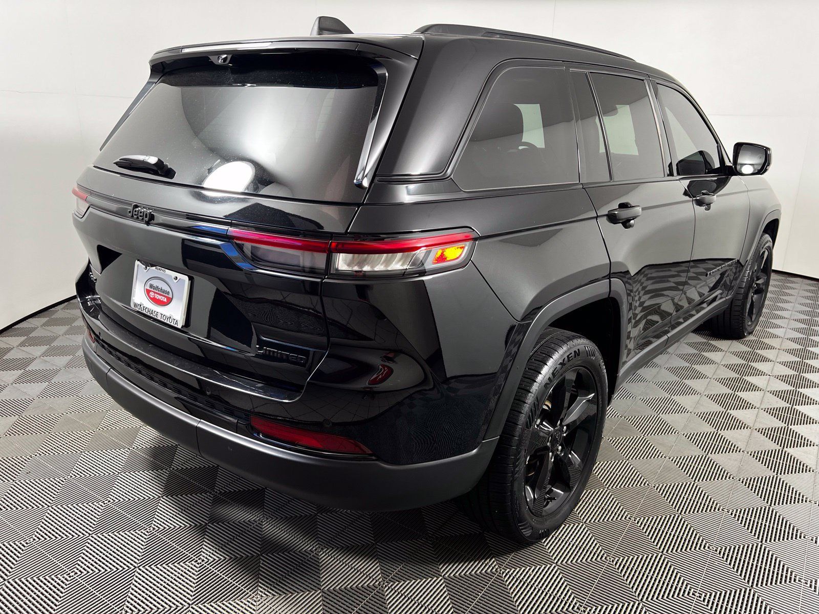 Used 2023 Jeep Grand Cherokee Limited w/ Luxury Tech Group II AWD/4WD image 5