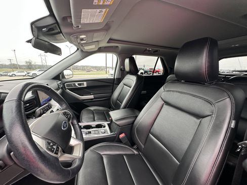 Used 2020 Ford Explorer XLT w/ Equipment Group 202A AWD/4WD image 15