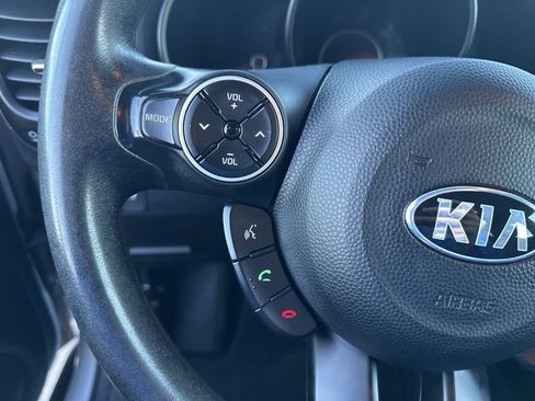 Used 2016 Kia Soul + image 11