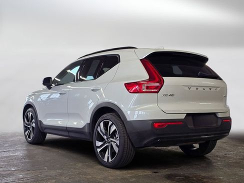 Certified 2024 Volvo XC40 B5 Plus w/ Protection Package Premier image 7