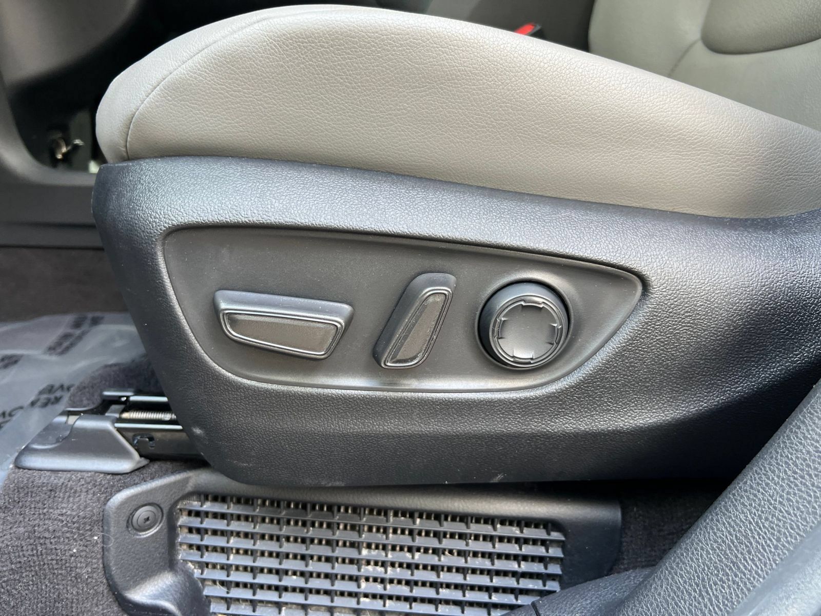 Used 2025 Toyota Sienna XLE FWD image 22