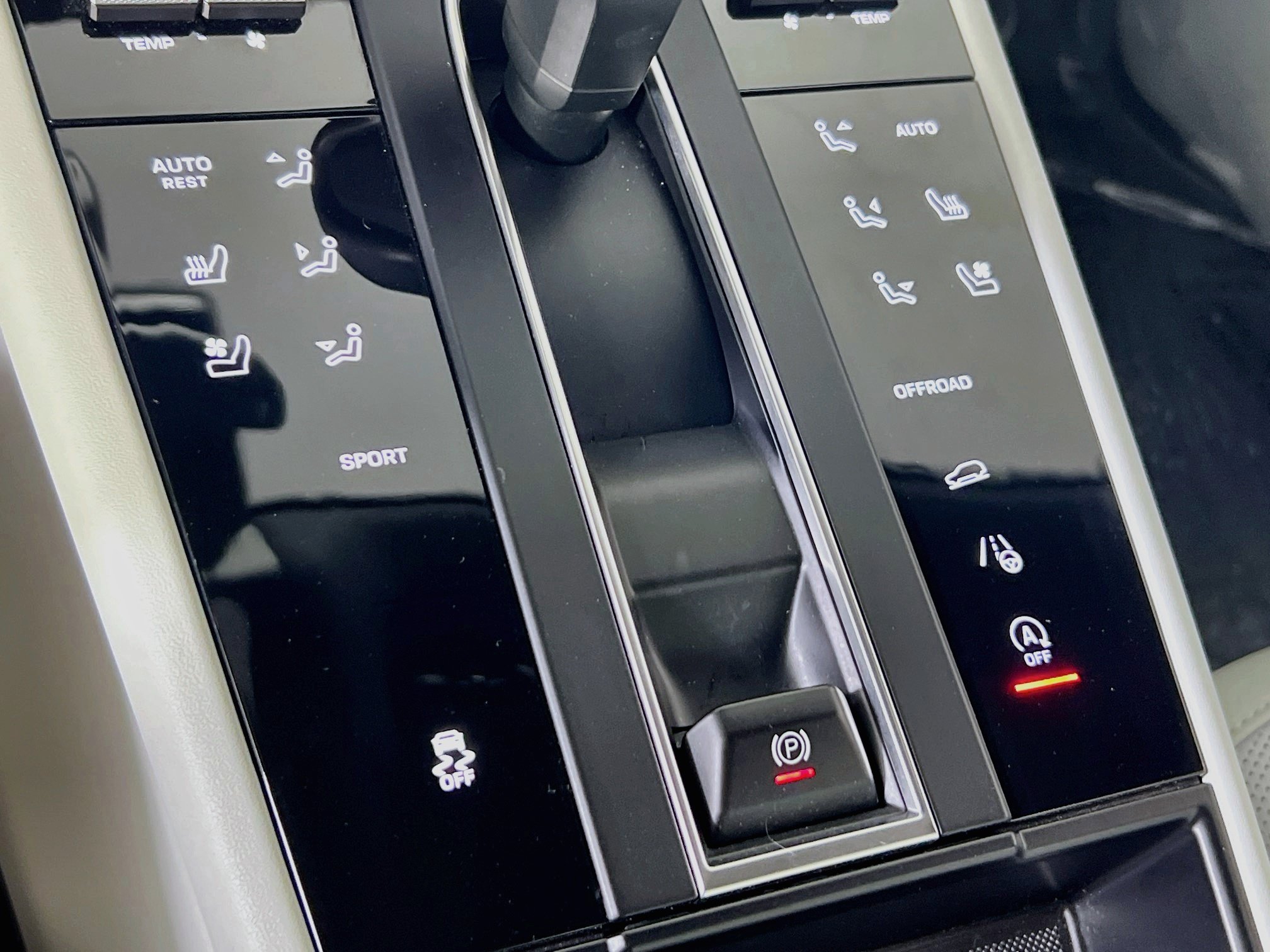 Used 2025 Porsche Macan w/ Premium Package Plus AWD/4WD image 16