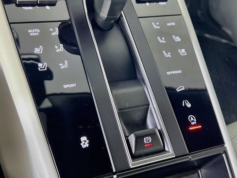 Used 2025 Porsche Macan w/ Premium Package Plus AWD/4WD image 16