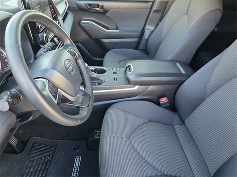 Used 2024 Toyota Highlander LE image 10