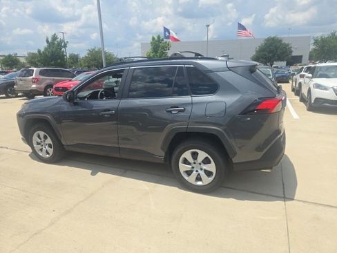 Used 2019 Toyota RAV4 LE FWD image 5