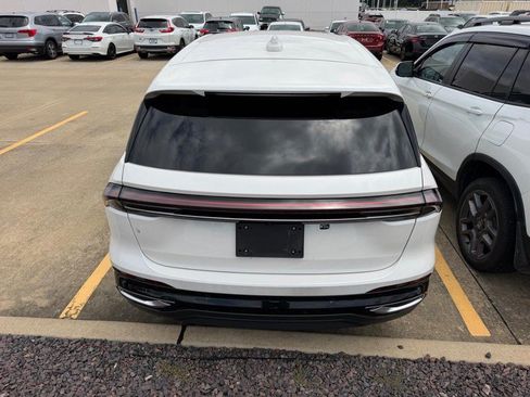 Used 2024 Lincoln Nautilus Premier AWD/4WD image 3