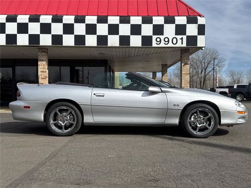 Used 2002 Chevrolet Camaro Z28 w/ SS Performance/Appearance Pkg RWD image 39
