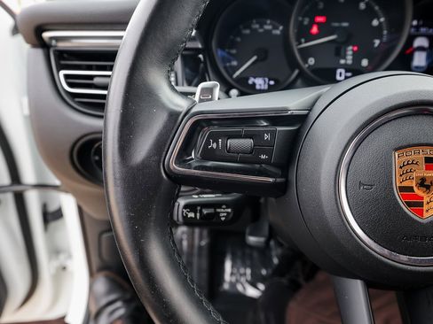 Certified 2024 Porsche Macan image 17