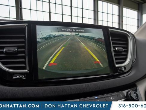 Used 2023 Chrysler Pacifica Touring-L FWD image 10