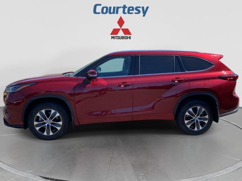Used 2021 Toyota Highlander XLE AWD/4WD image 2