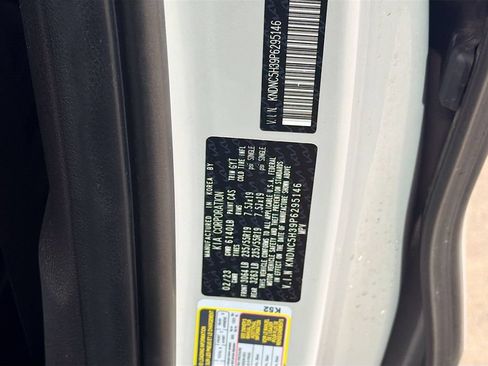 Used 2023 Kia Carnival EX FWD image 34
