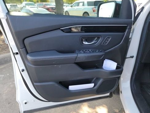 Used 2025 Honda Pilot Touring image 11