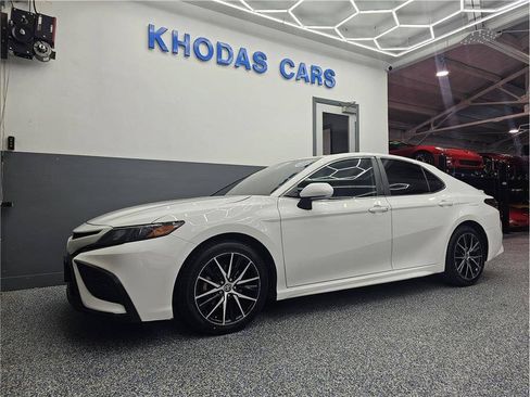 Used 2024 Toyota Camry SE FWD image 2
