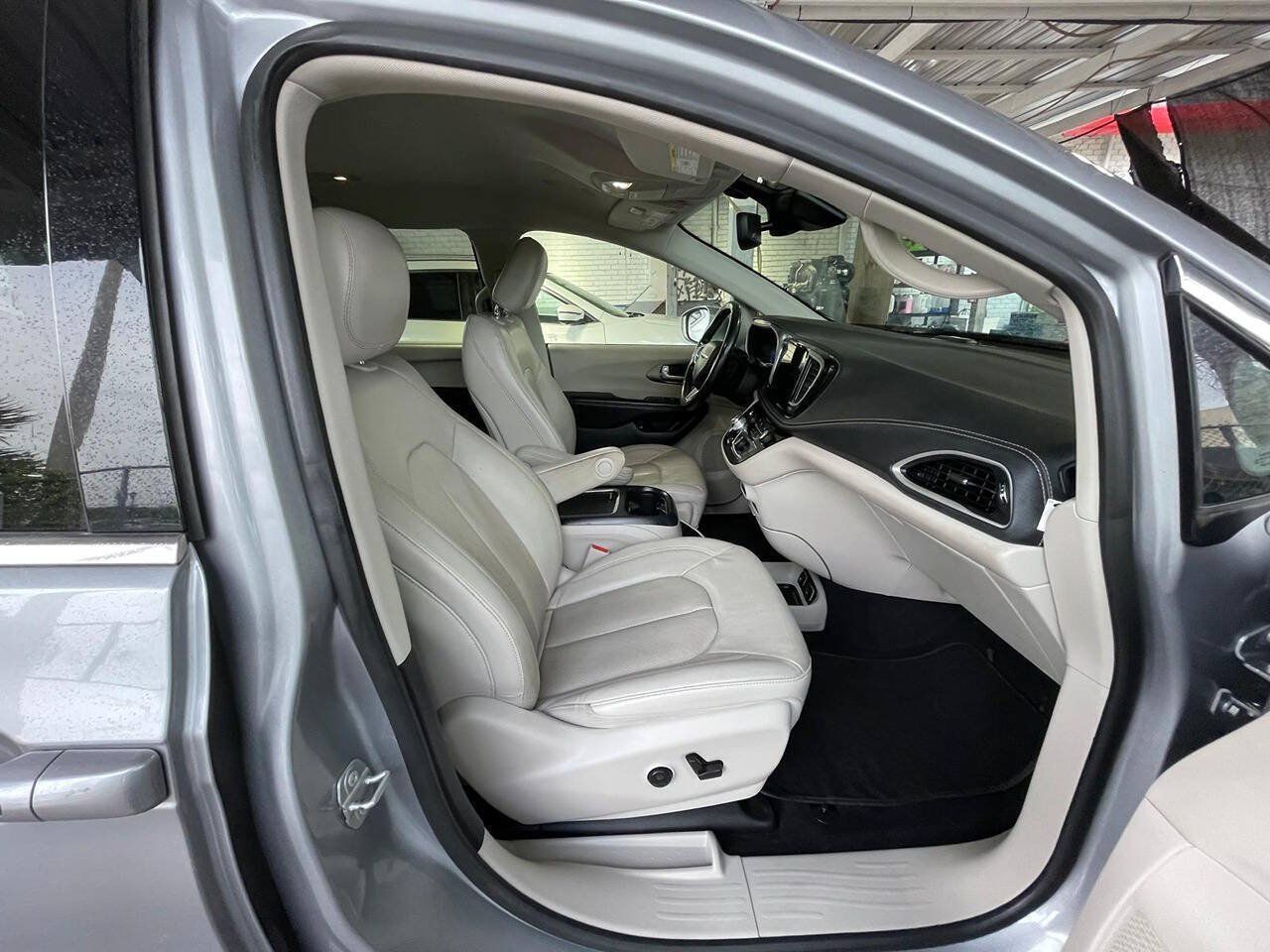 Used 2021 Chrysler Pacifica Touring-L FWD image 12