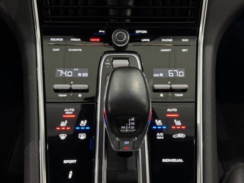 Certified 2022 Porsche Panamera 4 Platinum Edition image 40