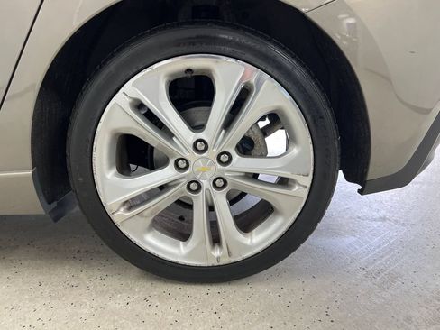 Used 2017 Chevrolet Cruze Premier FWD image 9