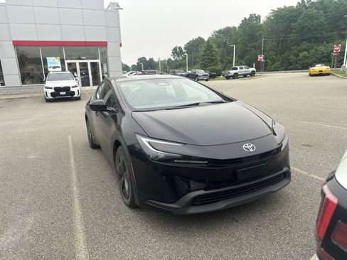 Used 2024 Toyota Prius LE FWD image 2