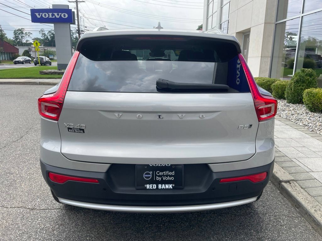Used 2025 Volvo XC40 B5 Plus AWD/4WD image 4