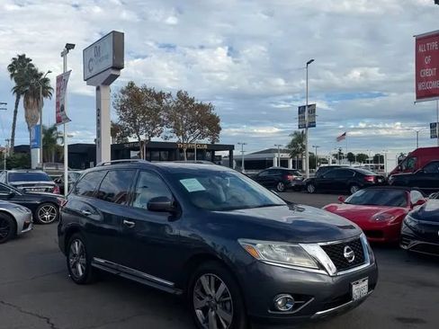 Used 2013 Nissan Pathfinder Platinum w/ Platinum Premium Pkg FWD image 3
